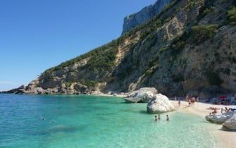 Bagnanti a Cala Mariolu, sul litorale dell'Ogliastra, in Sardegna
