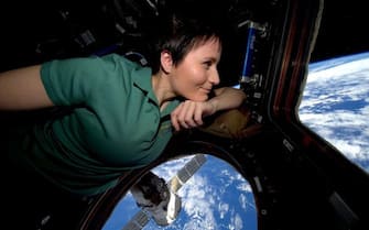 La prima donna europea al comando della Stazione spaziale internazionale è la nostra Samantha #Cristoforetti. Sventola sempre più in alto la bandiera dell'Italia  #competenza #tenacia