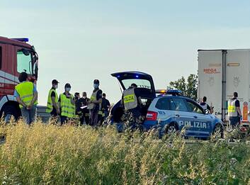 Scontro in autostrada nel Piacentino: cinque morti