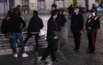 Carabinieri durante i controlli a Trastevere a piazza Santa Maria in Trastevere, prima del coprifuoco delle ore 24. Roma, 23 ottobre 2020