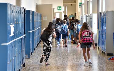 Alcuni studenti nei corridoi di una scuola