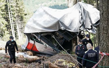 Sopralluogo perito della procura con i carabinieri sul luogo dell'incidente con il rottame della cabina della funivia Mottarone di Stresa. Stresa 27 maggio 2021 ANSA/TINO ROMANO