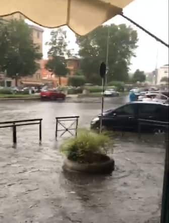 14min
Se si continua a non tener puliti i tombini, rischiamo di dover farci prestare il Mose da Venezia. #alluvione #roma
