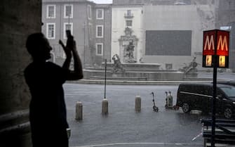 Pioggia in piazza della Repubblica a Roma durante l'ondata di maltempo che ha colpito la capitale, 08 giugno 2021. ANSA/RICCARDO ANTIMIANI