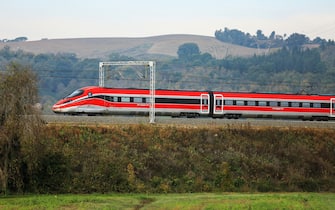 Un convoglio Trenitalia in corsa Convoglio di Trenitalia -Gruppo FS Italiane- in corsa sui binari