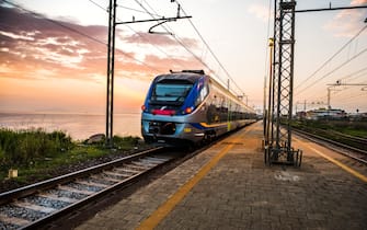 Un treno di Trenitalia mentre viaggia Treno di Trenitalia in viaggio sul litorale italiani