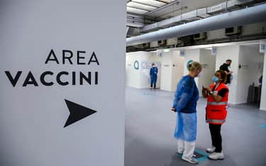 L'hub vaccinale Acea in occasione dell'Open Day Junior, Roma, 12 giugno 2021. ANSA/RICCARDO ANTIMIANI