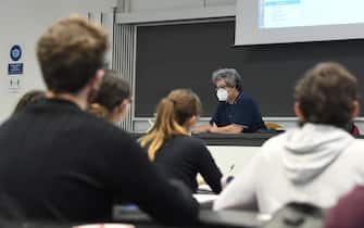 Studenti universitari del Politecnico seguono una lezione in presenza, Milano, 12 aprile 2021. Suona la campanella da questa mattina per quasi 6,6 milioni di alunni sugli 8,5 milioni delle scuole statali e paritarie, otto su dieci. Quasi un milione in più della settimana scorsa, di cui ben 400 mila in Lombardia. ANSA/DANIEL DAL ZENNARO
