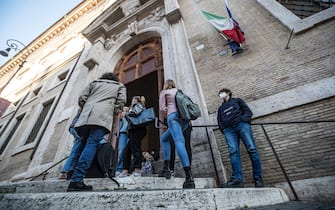 Studenti allÕingresso del liceo Visconti per la riapertura della didattica in presenza nelle scuole superiori, Roma, 07 aprile 2021. ANSA/ANGELO CARCONI