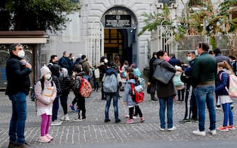 Alunni all'ingresso della scuola elementare 'Vanvitelli' a Napoli rientrati in aula dopo settimane di Didattica a distanza per il Covid-19, 7 aprile 2021.
 ANSA/CIRO FUSCO