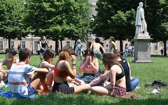 Gli studenti delle scuole torinesi festeggiano la fine dell’anno scolastico e l’inizio delle  vacanze estive facendo il bagno nelle fontane di piazza Cavour, Torino, 11 giugno 2021 ANSA/ ALESSANDRIO DI MARCO