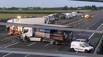 L'autostrada A1 nei pressi di Modena Sud bloccata per l'assalto a un portavalori,14 Giugno 2021.  ANSA / ELISABETTA BARACCHI