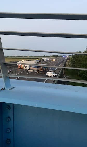 L'autostrada A1 nei pressi di Modena Sud bloccata per l'assalto a un portavalori,14 Giugno 2021.  ANSA / ELISABETTA BARACCHI