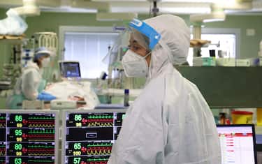 Doctors and nurses wearing protective suits and masks at work inside the intensive care unit of the Bolognini hospital in Seriate, near Bergamo, northern Italy, 13 March 2021. Most of Italy is expected to be a COVID-19 red zone next week, due to a sharp rise in contagion and new rules the government is expected to apply on how to classify regions in the nation's tiered system of coronavirus-linked restrictions. 
ANSA/ FILIPPO VENEZIA
