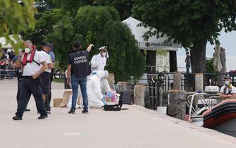 Il punto in cui è stato trovato il cadavere di un uomo su una barca che aveva danni da urto, tra Saló e San Felice del Benaco, sulla sponda bresciana del Lago di Garda, Salo  20 giugno 2021.
ANSA/FILIPPO VENEZIA