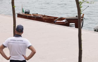 Il punto in cui è stato trovato il cadavere di un uomo su una barca che aveva danni da urto, tra Saló e San Felice del Benaco, sulla sponda bresciana del Lago di Garda, Salo  20 giugno 2021.
ANSA/FILIPPO VENEZIA