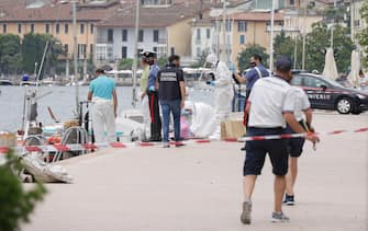 Il punto in cui è stato trovato il cadavere di un uomo su una barca che aveva danni da urto, tra Saló e San Felice del Benaco, sulla sponda bresciana del Lago di Garda, Salo  20 giugno 2021.
ANSA/FILIPPO VENEZIA