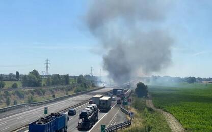 Piacenza, tir a fuoco sull'A1: due morti. Riaperta una corsia. VIDEO