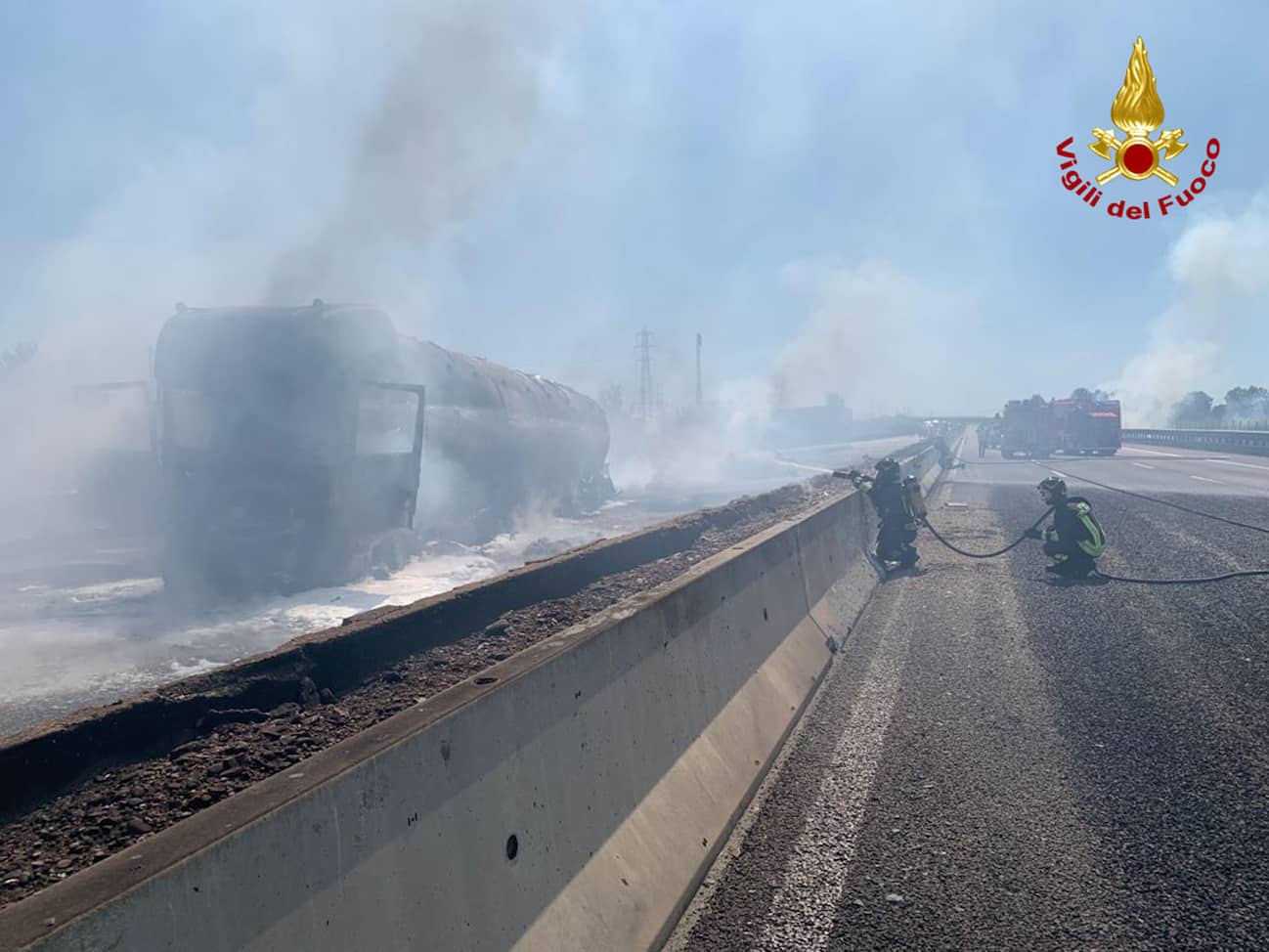 Piacenza, incidente sull'Autostrada A1 oggi: autocisterna in fiamme e 2 ...