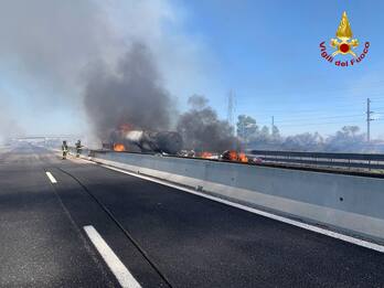 Piacenza, incidente su A1: autocisterna in fiamme e 2 morti. FOTO