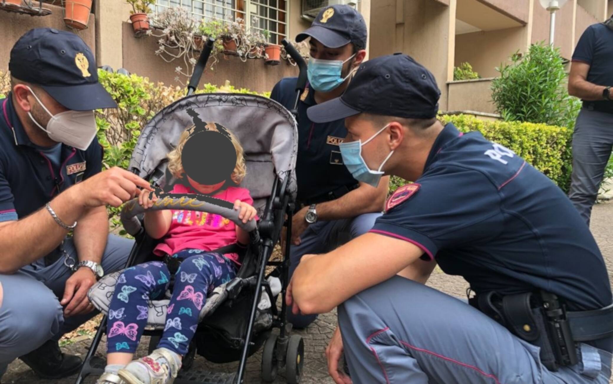A Roma bambina salvata dai poliziotti, rischiava di cadere dal balcone