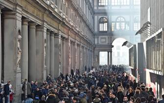 La coda di turisti per visitare la galleria degli Uffizi, Firenze, 01 gennaio 2017.
ANSA/MAURIZIO DEGL'INNOCENTI

