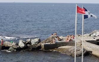 La bandiera rossa al mare