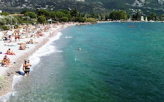 Spiagge affollate al Lido di Arco sul lago di Garda, 15 agosto 2013. ANSA