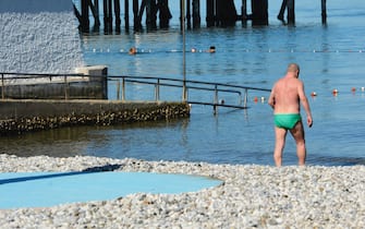 Bagnanti col muro divisorio tra maschi e femmine al Bagno Pedocin a Trieste. Trieste, 1 Giugno 2020. ANSA/Mauro Zocchi