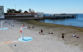 Bagnianti donne distanziate al Bagno Pedocin a Trieste. Trieste, 1 Giugno 2020. ANSA/Mauro Zocchi