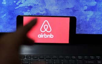INDIA - 2021/01/15: In this photo illustration an Airbnb logo seen displayed on a smartphone. (Photo Illustration by Avishek Das/SOPA Images/LightRocket via Getty Images)