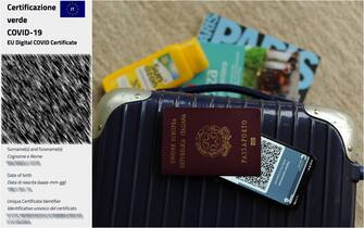 Qr Code del green pass Covid e valigie con passaporto