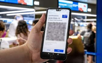 Certificazione digitale Covid mostrata in un aeroporto