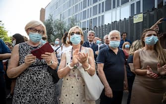 L'applauso dei lavoratori Rai a Viale Mazzini all'arrivo del feretro di Raffaella Carrà, Roma, 7 luglio 2021. ANSA/MASSIMO PERCOSSI