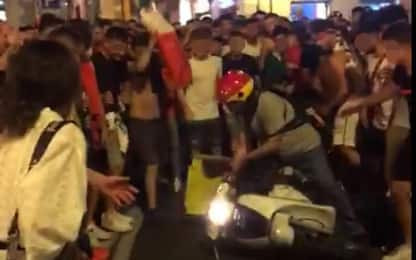 Cagliari, rider aggredito durante festeggiamenti per l'Italia. VIDEO