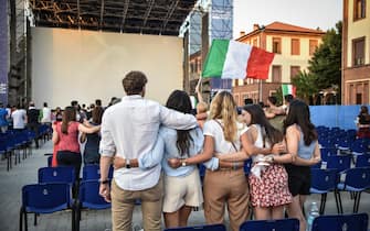 Tifosi davanti a un maxi-schermo a Milano in occasione di una partita dell'Italia a Euro 2020