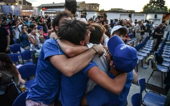 Tifosi azzurri esultano durante Belgio-Italia di Euro 2020, a Milano