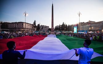 Tifosi srotolano il tricolore italiano a piazza del Popolo, a Roma, durante una partita degli Azzurri a Euro 2020