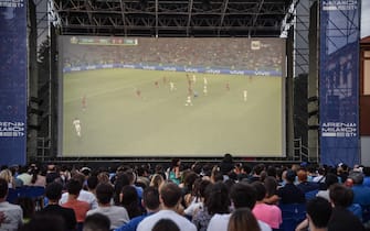 Tifosi davanti a un maxi-schermo a Milano durante Belgio-Italia di Euro 2020