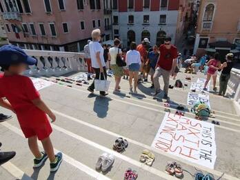 G20 Venezia: protesta ambientalisti, scarpette di plastica sul ponte