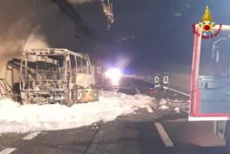 La carcassa dell'autobus andato in fiamme