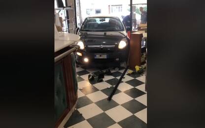 Lecce, auto sfonda la vetrina di un bar: nessun ferito. VIDEO