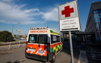 Un'ambulanza entra in un ospedale nell'ingresso dedicato al Covid