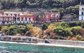 La vista dal mare dell'incidente che ha visto coinvolto un minibus di linea precipitato a Capri