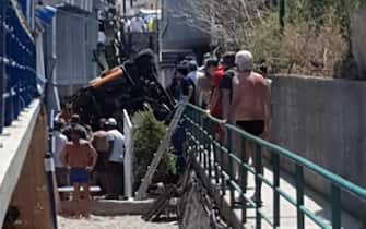 Bagnanti assistono ai soccorsi dei passeggeri del minibus precipitato a Capri