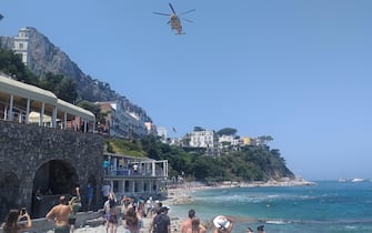 Elicottero sorvola la zona dell'incidente a Capri