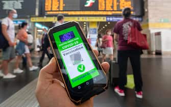 Una ricostruzione grafica del Green Pass, il certificato digitale Covid dell'UE,  all'interno della stazione Termini, Roma, 16 luglio 2021.
ANSA/ MASSIMO PERCOSSI
