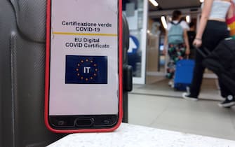 Europa, Italia, Milano - Green pass per viaggiare in europa e nel mondo dopo la vaccinazione anti Covid-19 Coronavirus - Turisti all'aeroporto di Linate