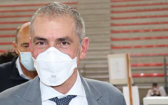 Andrea Costa Il sottosegretario alla Salute Andrea Costa con una mascherina anti-Covid in un hub vaccinale