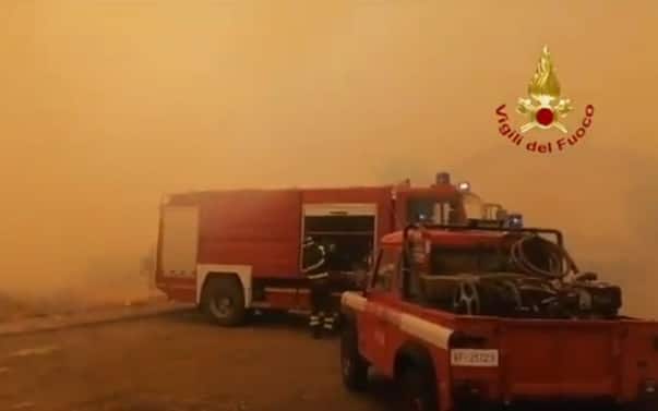 Incendi Sardegna, 1.500 sfollati nell'Oristanese ...